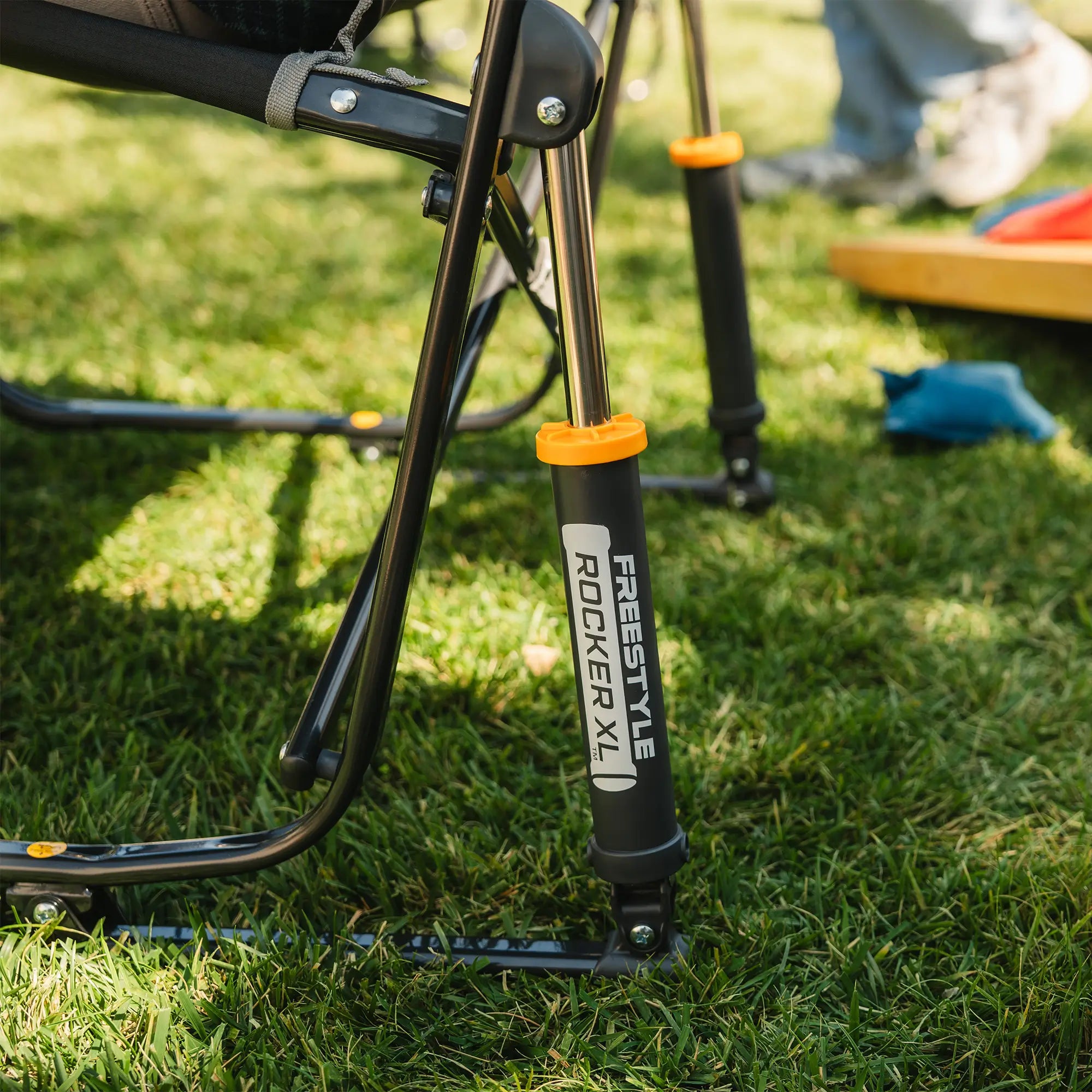 Smooth Motion Freestyle Rocker XL - Choice 552 - Heavy-Duty Kickback Rocker with Beverage Holder Detail